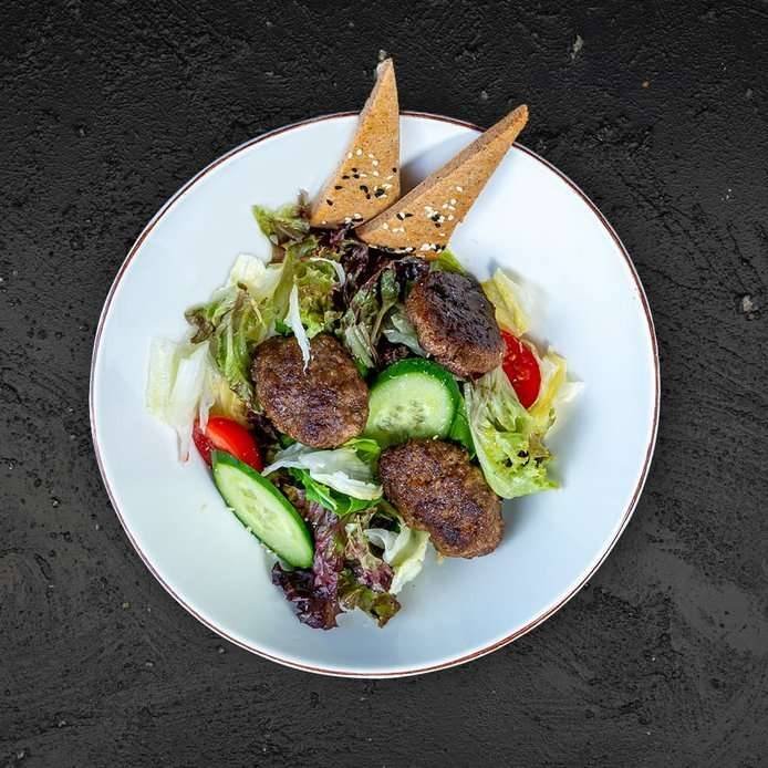 Köfteli Salata