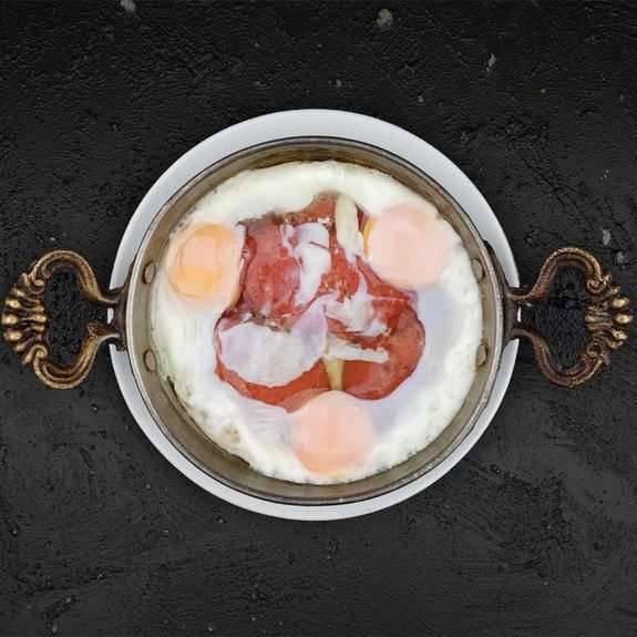 Sahanda Sucuklu Yumurta